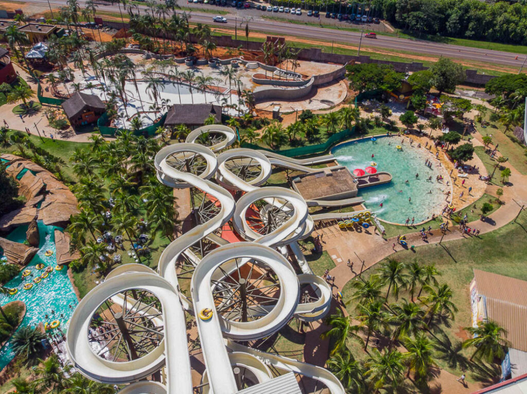 Parque Aquático Hot Beach com piscina de ondas e praia artificial